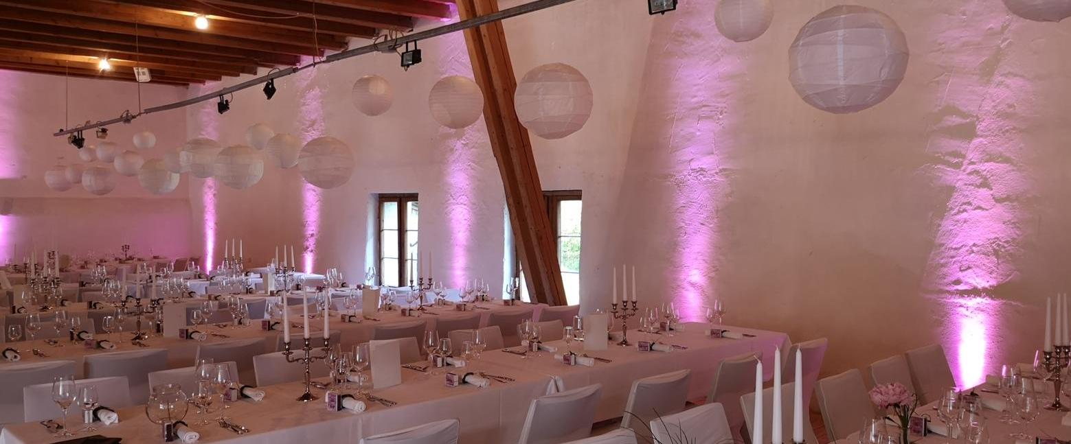 Ambiente Beleuchtung einer Hochzeit in rosa