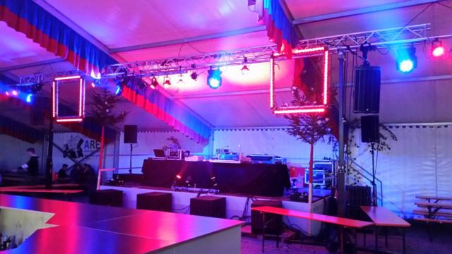 Bühne mit Licht- und Tontechnik im Partyzelt